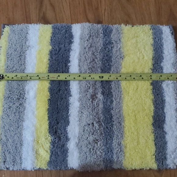 NWOT Small Grey/Yellow/White Striped Bath Mat - Picture 4 of 5